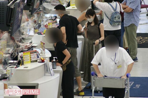 アメリカ旅行の当日、空港で搭乗手続きを行う元『NMB48』の松岡知穂と実業家のX氏