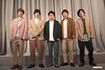 『嵐 活動休止表明会見』での集合写真。中央の大野智は少し寂しそう