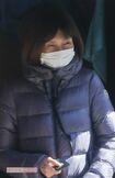 散歩に出かける松本伊代。転倒防止のため手には杖が握られている