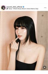 胸の谷間も見える真っ黒なドレス姿を投稿したCocomi（本人のインスタグラムより）