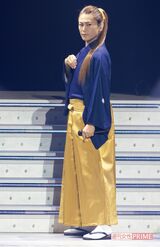 青×からし色の紋付き袴で『箱根八里の半次郎』『大井追っかけ音次郎』など。なびく髪が艶っぽい　撮影／廣瀬靖士