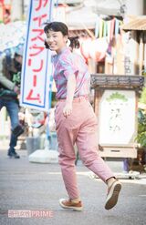 この日の撮影は、鈴愛が高校最後の夏休みを迎えたシーン。プリンセスプリンセスの『世界でいちばん熱い夏』の替え歌を口ずさみ、幼なじみの律（佐藤健）の家へ。撮影／廣瀬靖士