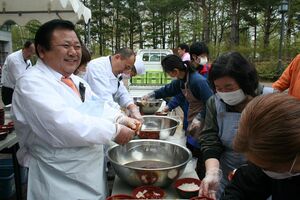 東日本大震災後の岩手県宮古市で炊き出し。マグロをふるまう