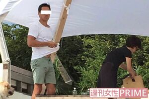 7月16日、若い女性客が数多く来店するカフェに、堂々と来店。もちろんワンコ(=写真左下)も一緒