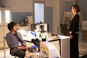 真犯人と疑う楓を探る柚木と捜査一課の千聖　(c)テレビ朝日