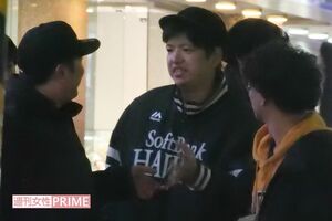 歌舞伎町を談笑しながら歩く『レインボー』のジャンボたかおと『からし蓮根』伊織と『たくろう』の木村バンド