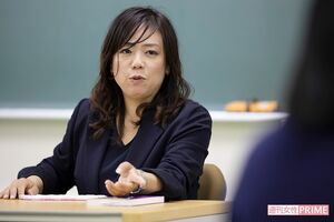 少女らの質問に対して、会話を交わしながら答えていくすえこさん 撮影／齋藤周造