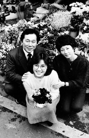 穂積隆信と娘の由香里は本のヒットで一躍、時の人となった