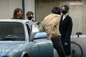 2021年1月3日、工藤静香のマネージャーに付き添われ、CocomiとKoki,が会場に到着