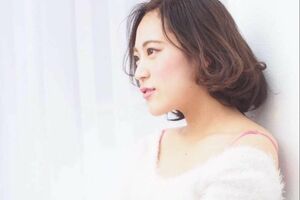 肩を出して腕組みポーズをとる佐久間清来容疑者(本人のフェイスブックより)