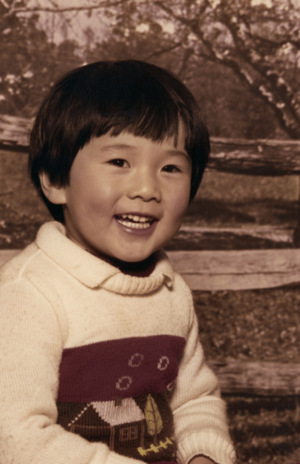 外で遊ぶより、室内にいることが多かった。小学生のころから雑誌への投稿が趣味で、何度も掲載された