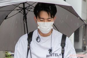 雨の中、直撃取材を受ける“ヒプマイ声優”駒田航