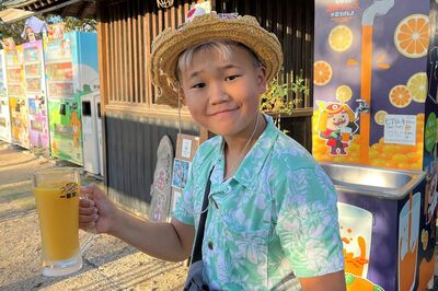 愛媛でみかんジュースを飲むゆたぼん（本人のTwitterより）