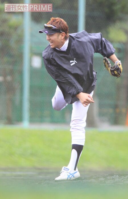 2009年7月、俳優チームの草野球に参加する中居正広