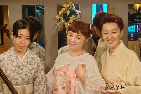 林寛子と共同ライブを開催した。左から曲師の沢村まみ、林、澤雪絵（本人提供）