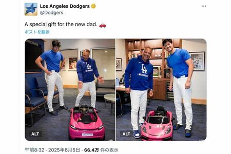 ドジャーズのロバーツ監督から、娘のためにとピンク色の『ポルシェ』のおもちゃをプレゼントされた大谷翔平(球団の公式Xより)