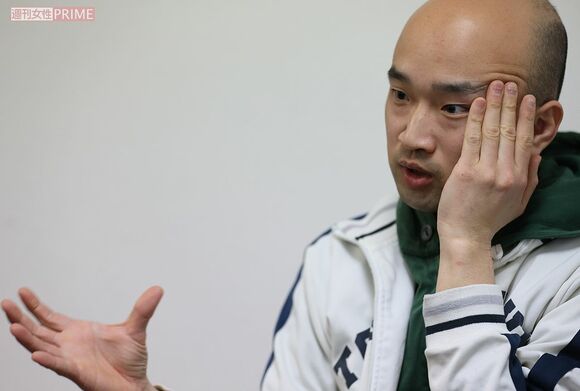 身振り手振りを交えて真摯に話す山崎俊太郎さん