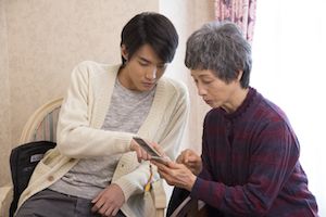  5月30日公開の映画『鏡の中の笑顔たち』より