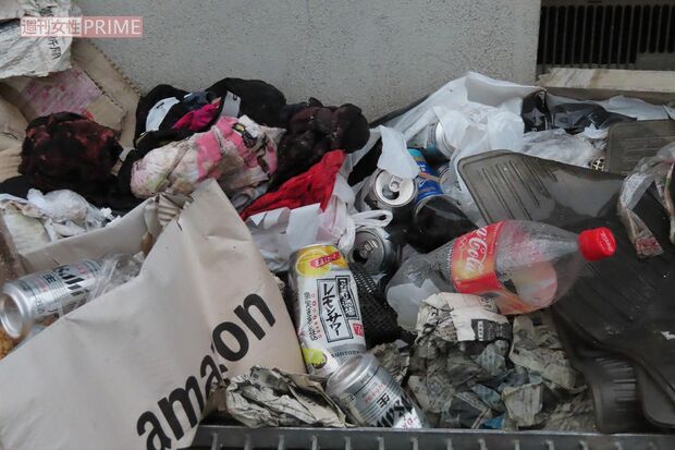 アパートの小林久美子宅前にはゴミが散乱していた。近隣住民によると普段からゴミを放置していたという