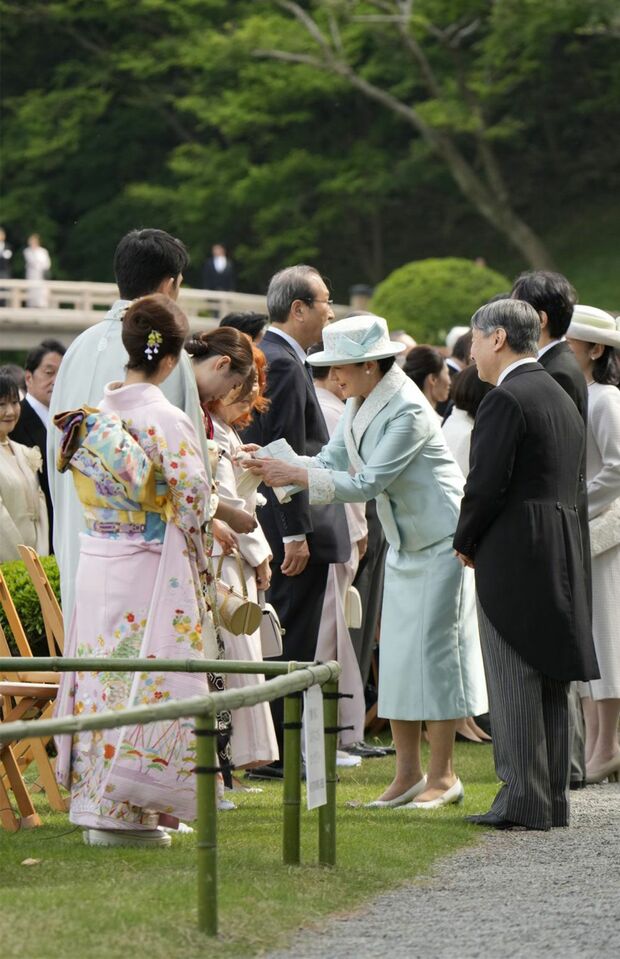4月17日の園遊会で、村瀬選手のマイクの風防をかぶせてあげる雅子さま