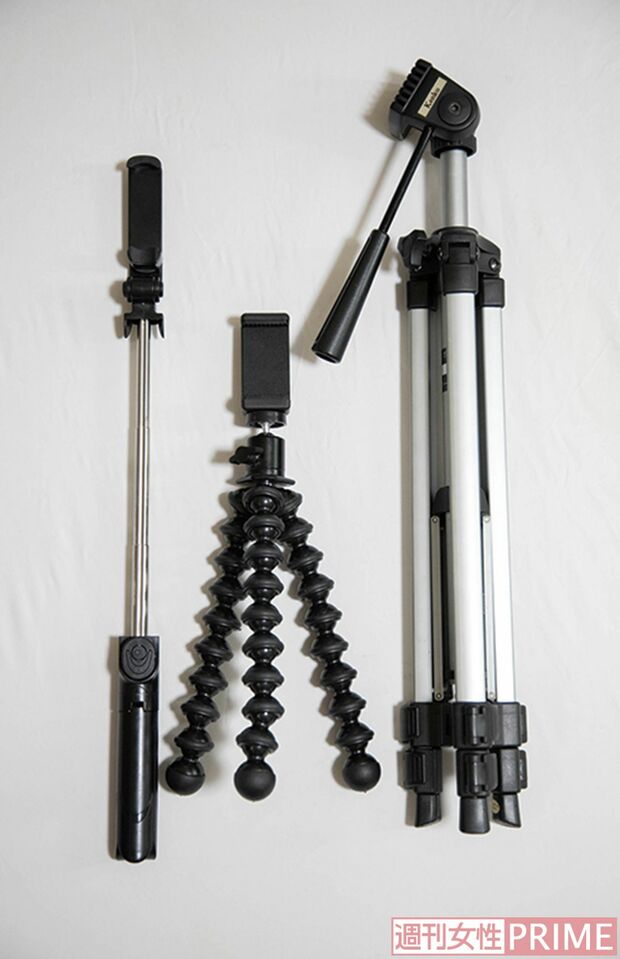 三脚（右）に加え、ゴリラポット（中央）は平らな場所以外にカメラを設置するときに便利。「外出先での撮影は、自撮り棒（左）が活躍します」としのさん　撮影／齋藤周造