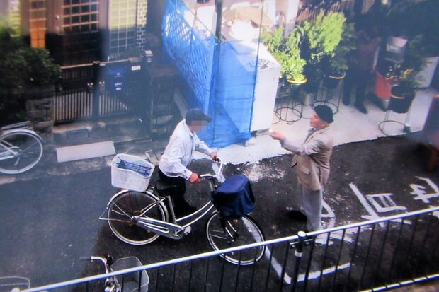 自転車を押している男性は平野容疑者宅の前の道を通してもらえずに引き返した（写真は近隣住民提供）