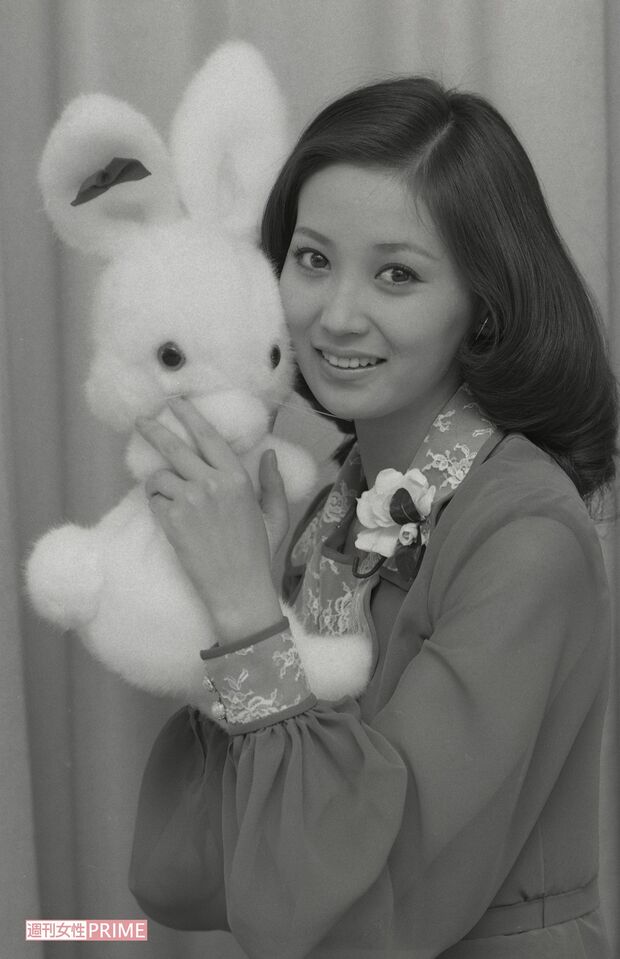 歌手デビュー翌年の'74年に本誌に登場。マドンナ役を演じていただけあり、アイドルのようなポーズも似合う