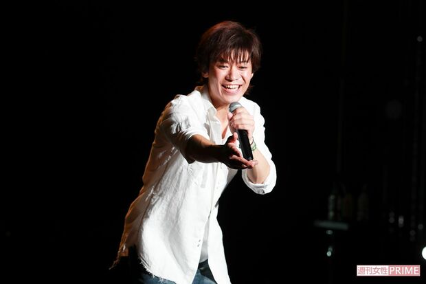 アンコールには爽やかな白シャツで登場。お客さんの目を見て丁寧にファンサービスも