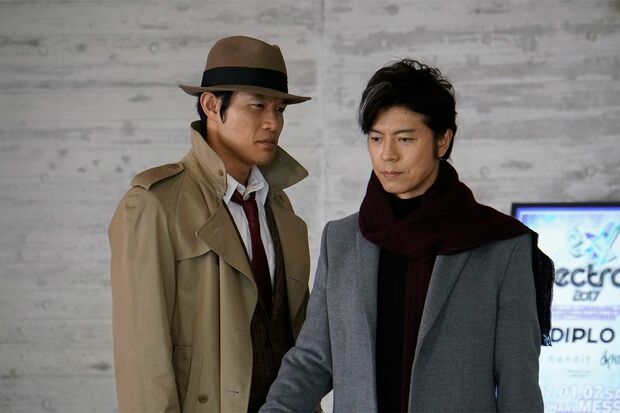 銭形警部（鈴木亮平）と小津（上川隆也）が対峙するシーン　(c)日本テレビ