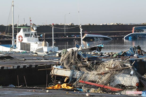 地震直後に渦巻きが発生した茨城県の大洗港は、何隻もの船がひっくり返り、壮絶さを物語る（2011年3月12日）