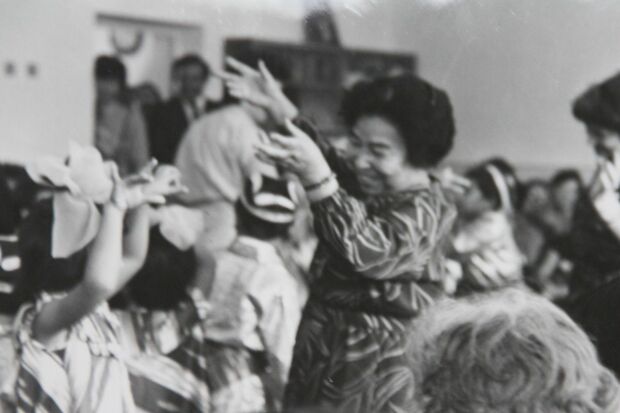 原水禁運動に尽力した伊藤サカエさん。写真は、被団協の会合で踊る珍しいショット