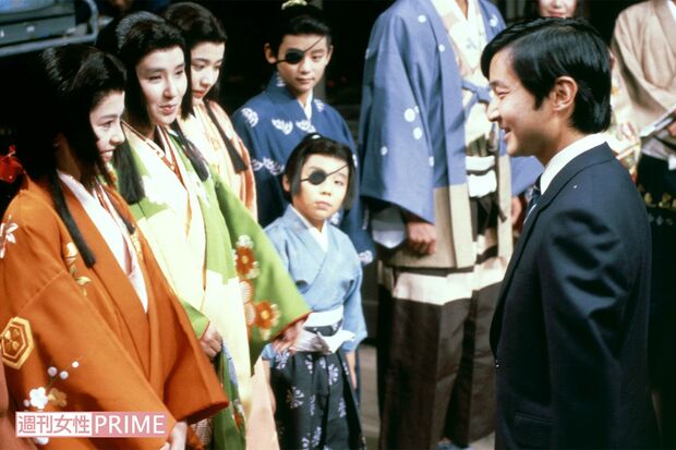 NHK大河ドラマ『独眼竜政宗』の撮影現場を見学される天皇陛下（1986年、当時は皇太子さま）