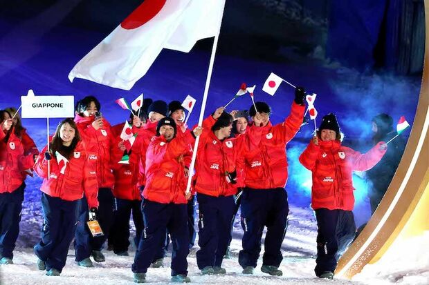 ミラノ・コルティナ五輪の開会式で行進する日本代表選手団（代表撮影）