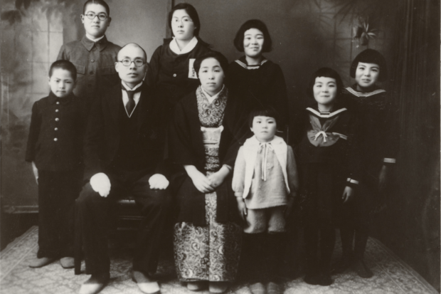 7人きょうだいの末っ子。前列の小さい少女が本人