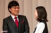 結婚報告会見で見つめあう山里亮太と蒼井優