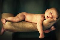 「父親の育児休暇」日本の取得率は3.06%、先進国アメリカの場合は?