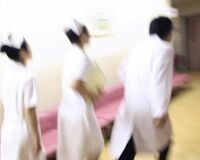 予算削減ありきの政策で行き場がない！　医療・介護の現場で高齢者が難民化