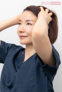 【STEP5】(1)両手の指を開いて側頭部から後頭部にかけて軽く圧をかけながら動かし、頭部にたまった老廃物を集める