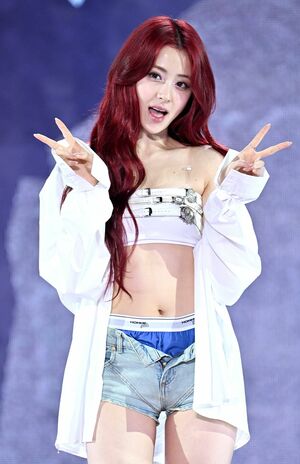 2月19日のメディアショーケースで披露した、ユンジンのパンツ見せスタイル(写真／アフロ)