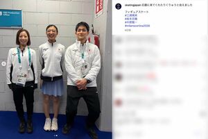 坂本花織と“りくりゅうペア”の三浦璃来、木原龍一のスリーショット。背の高い木原が女性陣の身長に合わせて膝を曲げて収まっている(日本スケート連盟の公式インスタグラムより)
