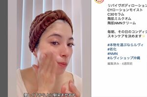 スキンケアをする様子をインスタにアップする上原多香子