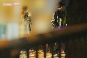 NIKEの『ダンク』という同じシリーズのスニーカーを履いた2人。尾上松也はローカットで、女性はハイカット