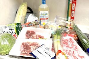 「4000円縛り」と決めて安いスーパーで購入した食材。「安い食材」を中心に買うことで、合計は約3300円にセーブ