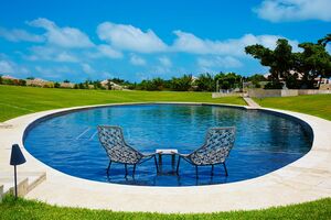 空を映し込む設計で、自然との調和が図られたプール