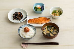 健康的で理想的な1食でも、カロリー摂取過多な場合も多い。この定食で約600キロカロリーだが、一日の目標摂取カロリーが1800キロカロリーなら3食でこれを超えないように ※写真はイメージです