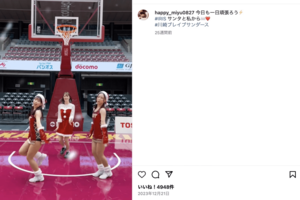 グラビアアイドル・村島未悠のサンタコス(公式インスタグラムより)