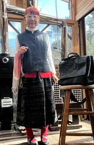 自分で織ったベストと手作りのスカート。どの服にもセンスが光る（写真／ウリウリばあちゃん）