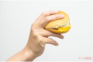 記者も“キムタク持ち”を『エグチ』で挑戦。難易度は中といったところか