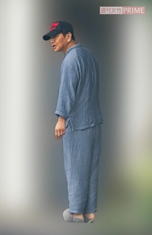 記者に会釈をして自宅の中に入る上田晋也。地元・熊本の話題を出すと途端に表情が和らいだ