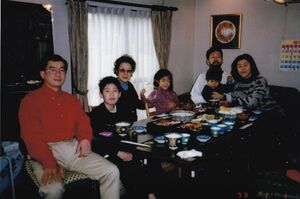 二世帯住宅に暮らす両家は、入江さん一家がイギリスから戻ってくるたび、大家族のように食卓を囲むのが常だった。写真は事件が起きる2年前の正月元日